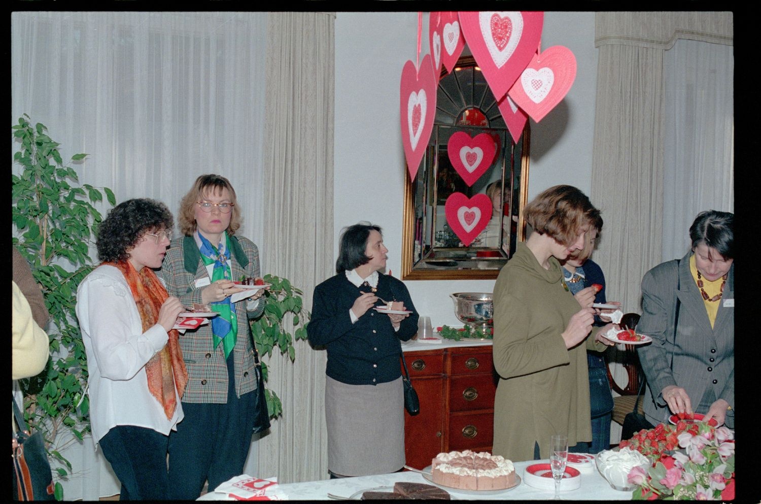 Fotografie: "St. Valentine’s Coffee Morning" der Allied Wives in der Residenz von Colonel Alfred W. Baker in Berlin-Dahlem