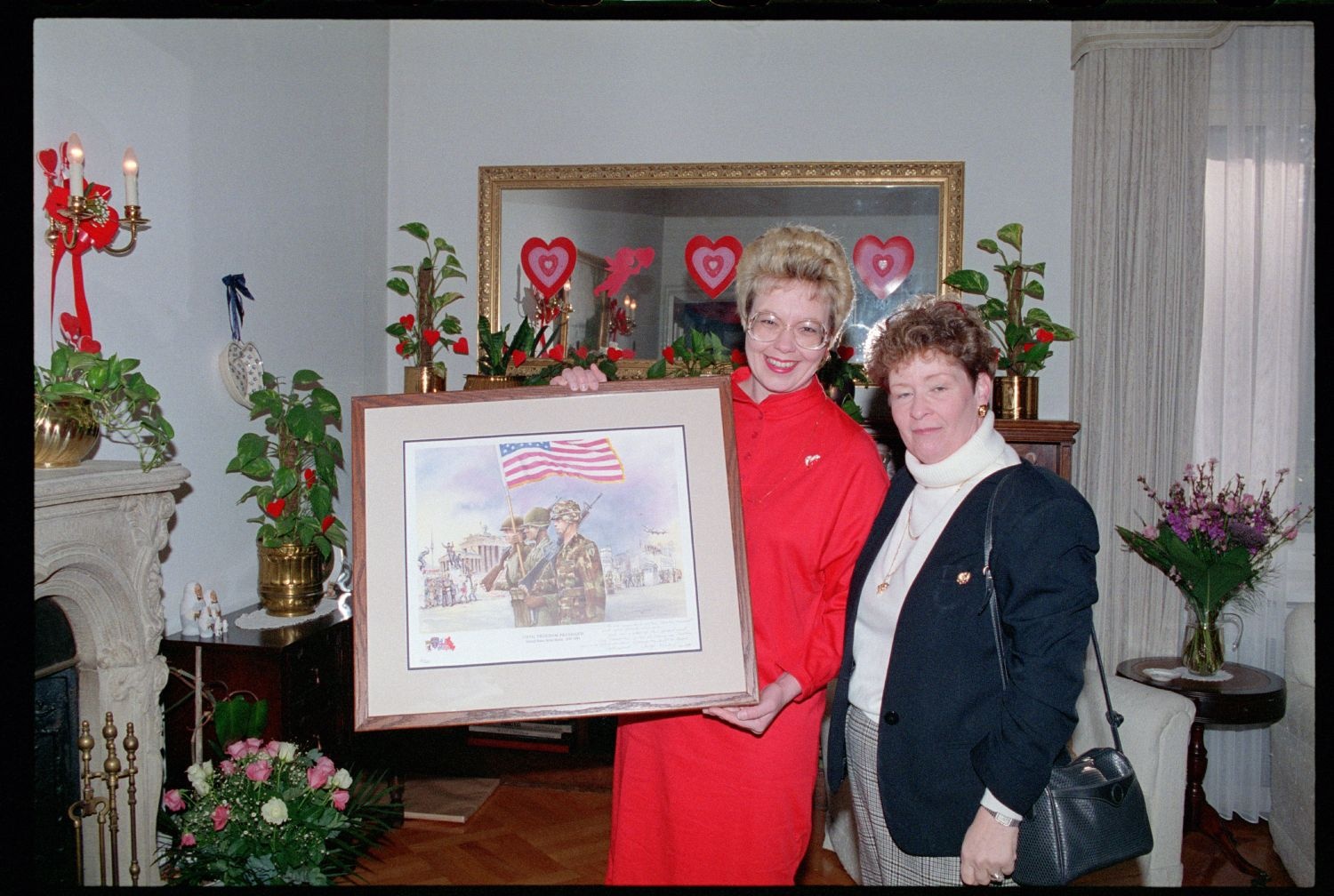 Fotografie: "St. Valentine’s Coffee Morning" der Allied Wives in der Residenz von Colonel Alfred W. Baker in Berlin-Dahlem