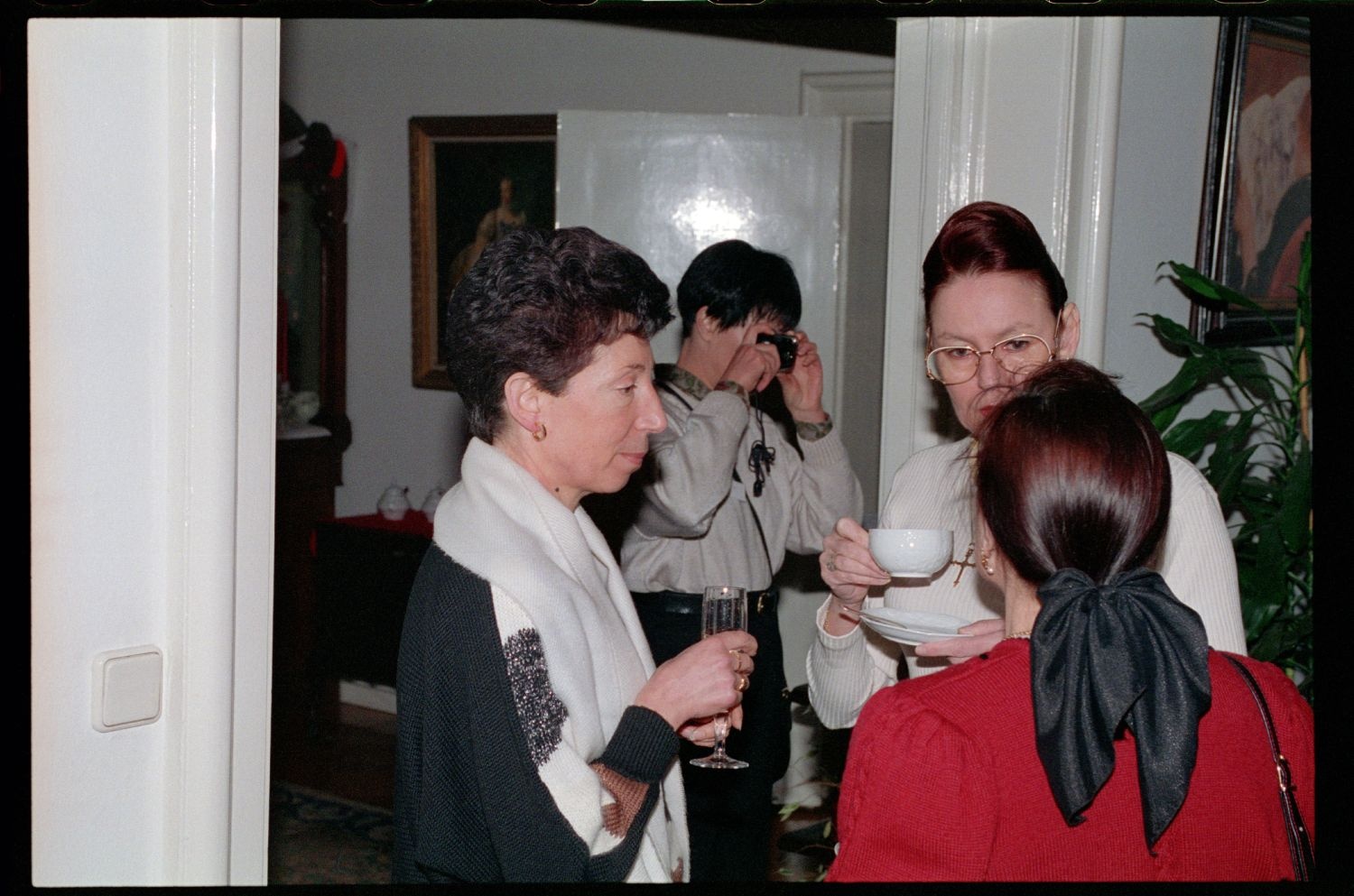 Fotografie: "St. Valentine’s Coffee Morning" der Allied Wives in der Residenz von Colonel Alfred W. Baker in Berlin-Dahlem