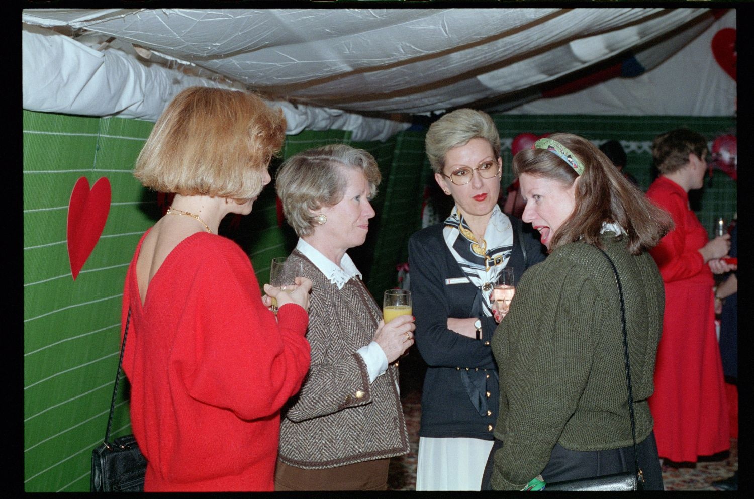 Fotografie: "St. Valentine’s Coffee Morning" der Allied Wives in der Residenz von Colonel Alfred W. Baker in Berlin-Dahlem