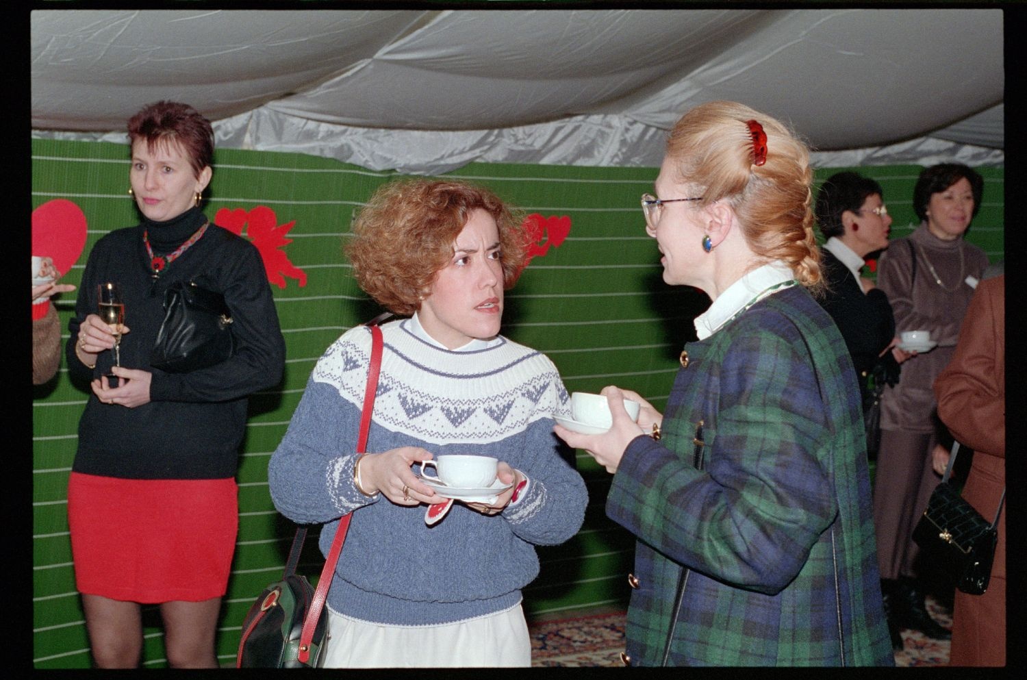 Fotografie: "St. Valentine’s Coffee Morning" der Allied Wives in der Residenz von Colonel Alfred W. Baker in Berlin-Dahlem