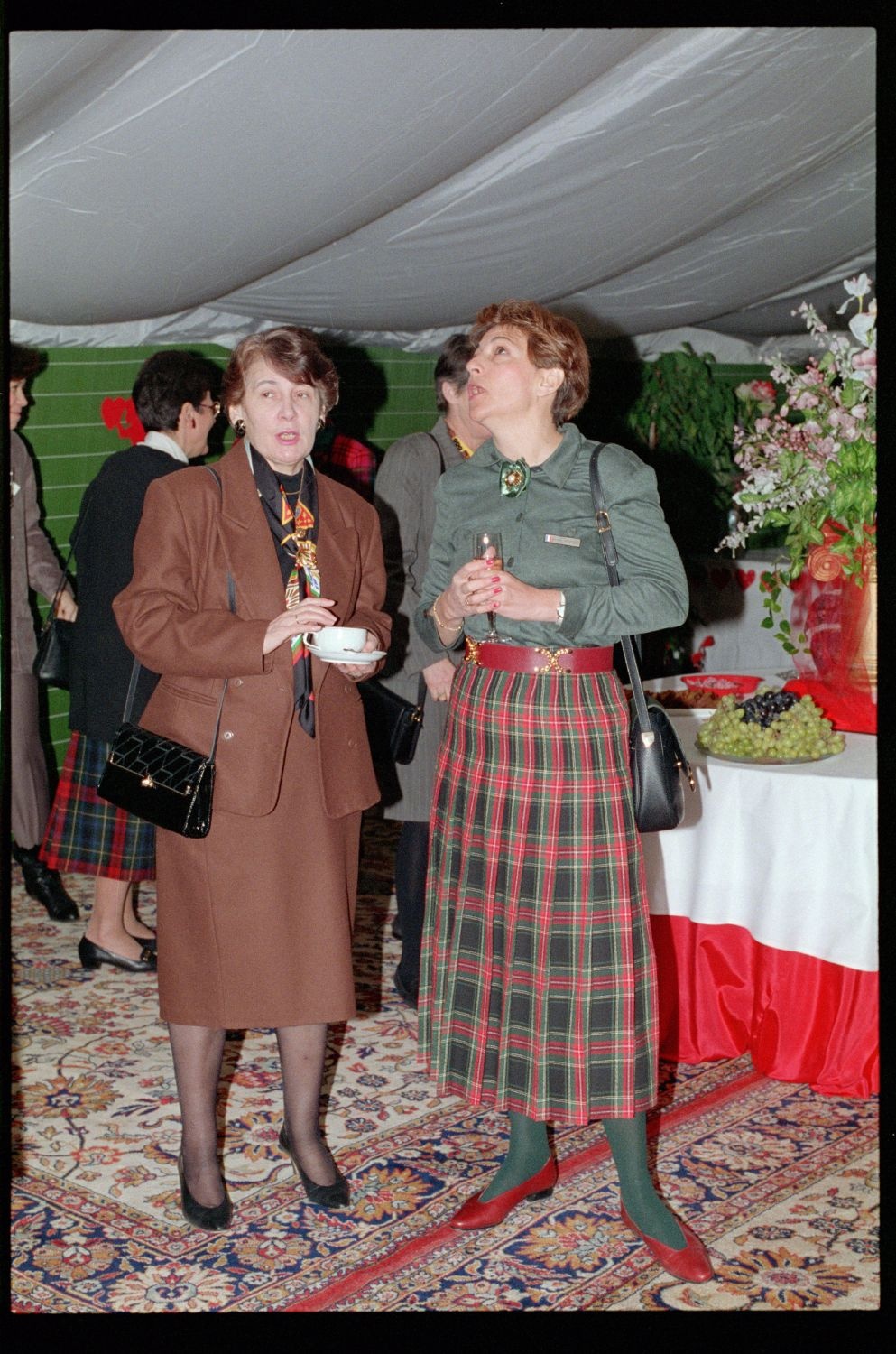 Fotografie: "St. Valentine’s Coffee Morning" der Allied Wives in der Residenz von Colonel Alfred W. Baker in Berlin-Dahlem