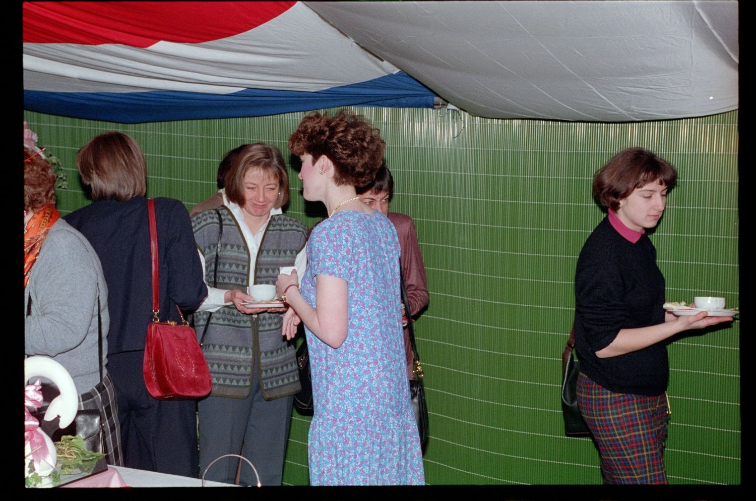 Fotografie: "St. Valentine’s Coffee Morning" der Allied Wives in der Residenz von Colonel Alfred W. Baker in Berlin-Dahlem