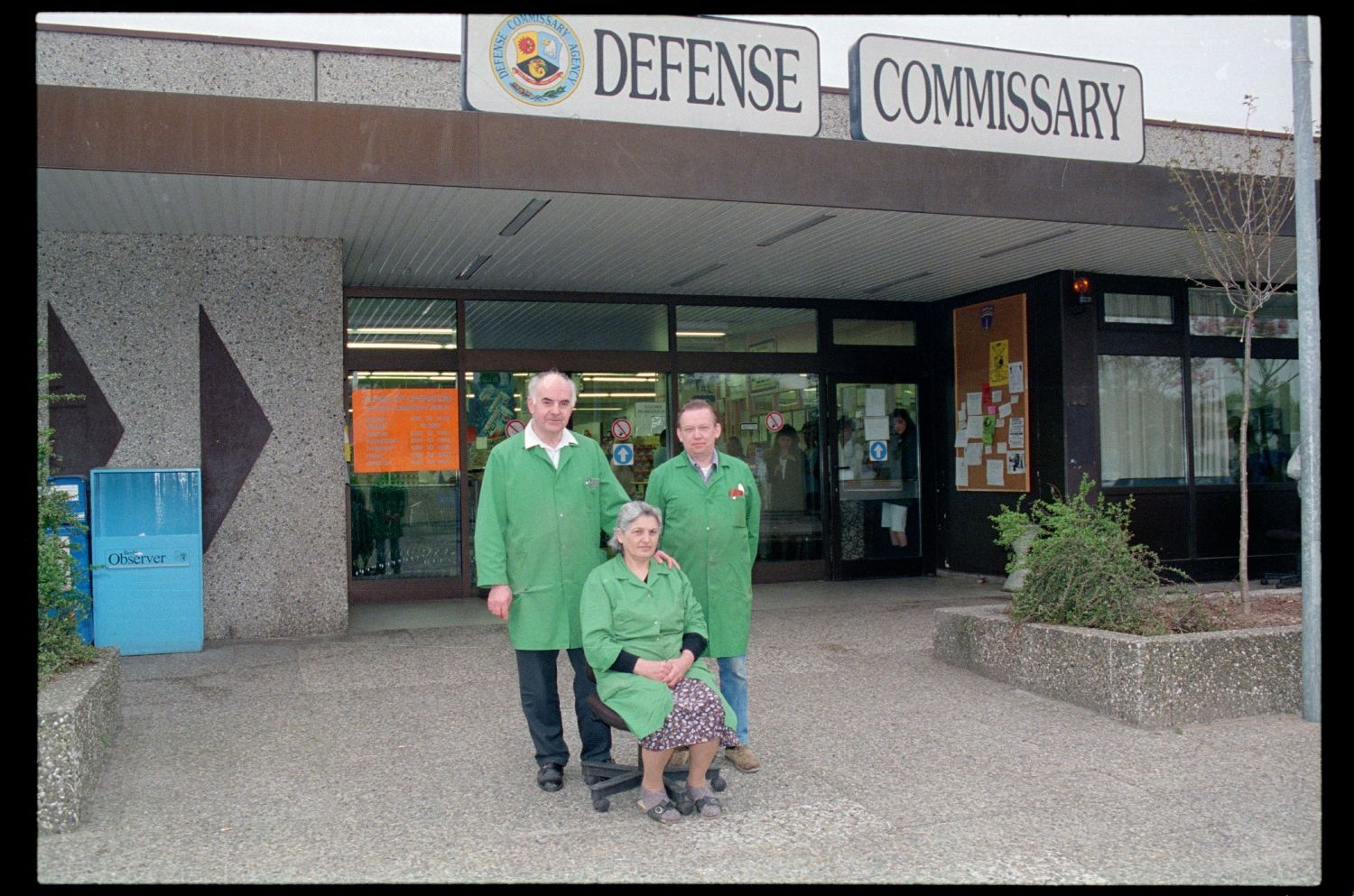 Fotografie: Angestellte des Defense Commissary im Einkaufszentrum Truman Plaza in Berlin-Dahlem