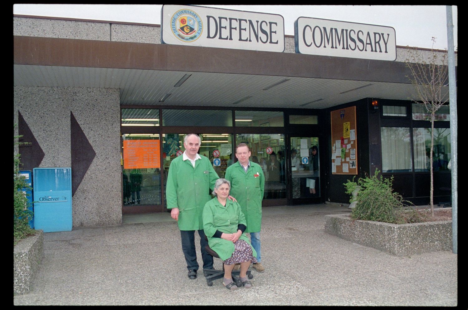 Fotografie: Angestellte des Defense Commissary im Einkaufszentrum Truman Plaza in Berlin-Dahlem
