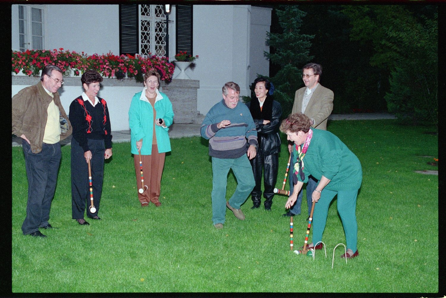 Fotografie: Krocketspiel in der Residenz von Major General Walter Yates in Berlin-Dahlem