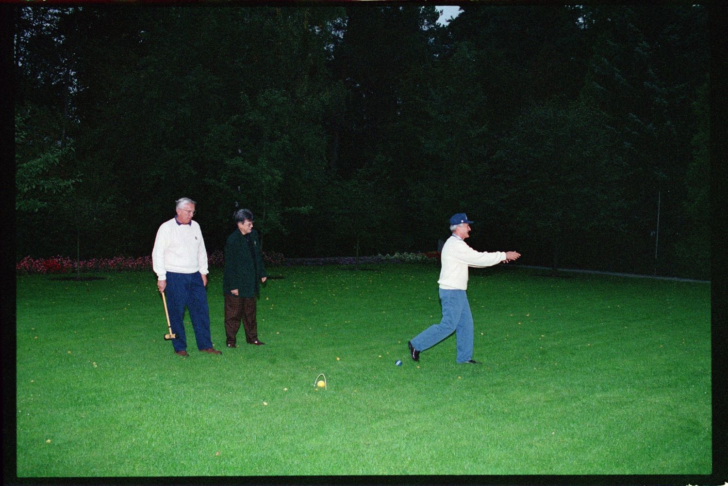 Fotografie: Krocketspiel in der Residenz von Major General Walter Yates in Berlin-Dahlem