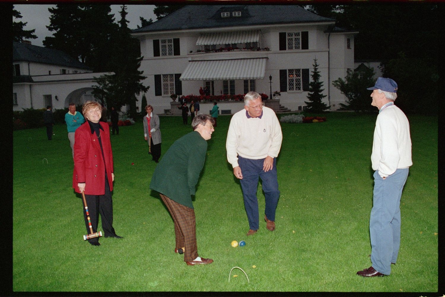 Fotografie: Krocketspiel in der Residenz von Major General Walter Yates in Berlin-Dahlem