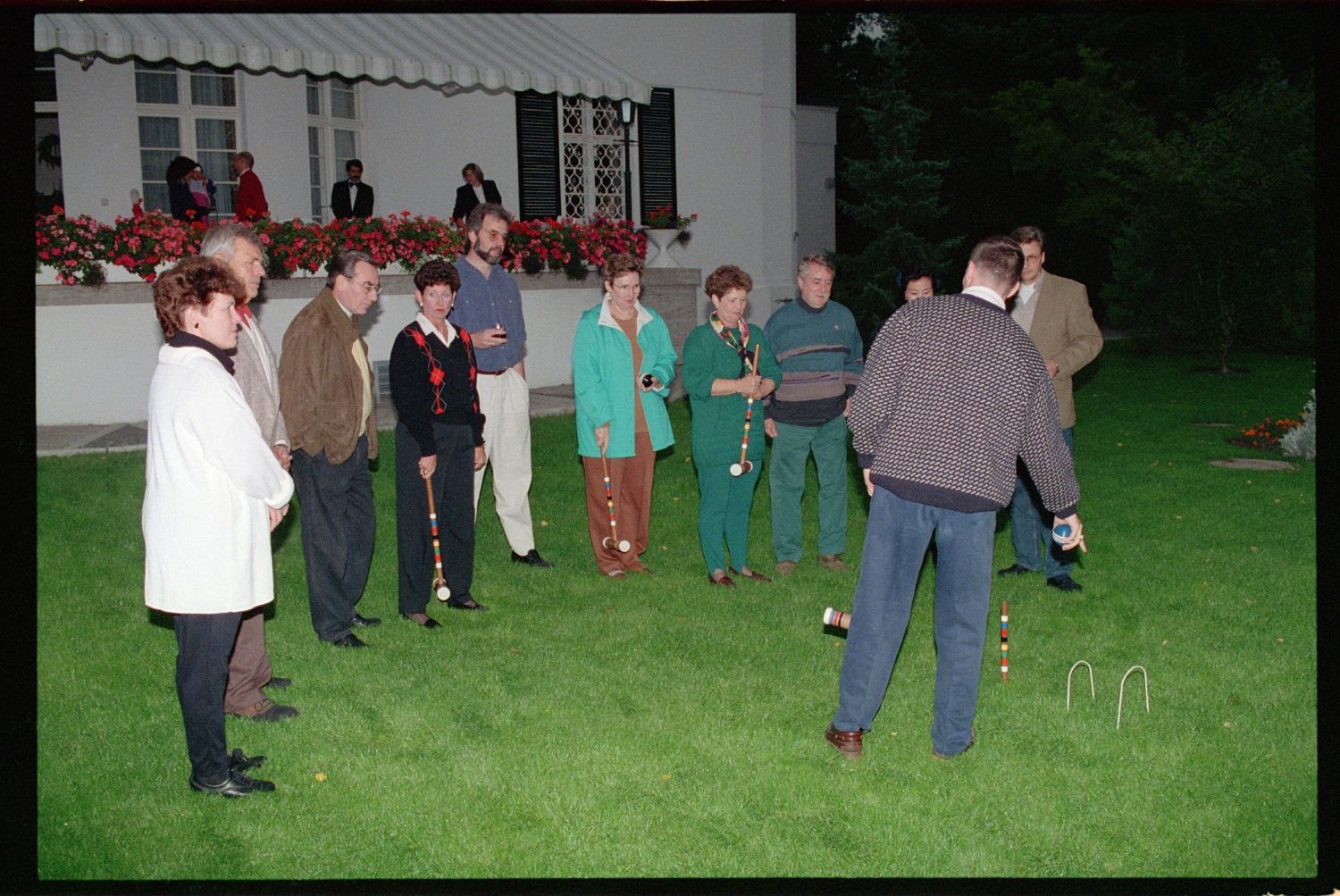 Fotografie: Krocketspiel in der Residenz von Major General Walter Yates in Berlin-Dahlem