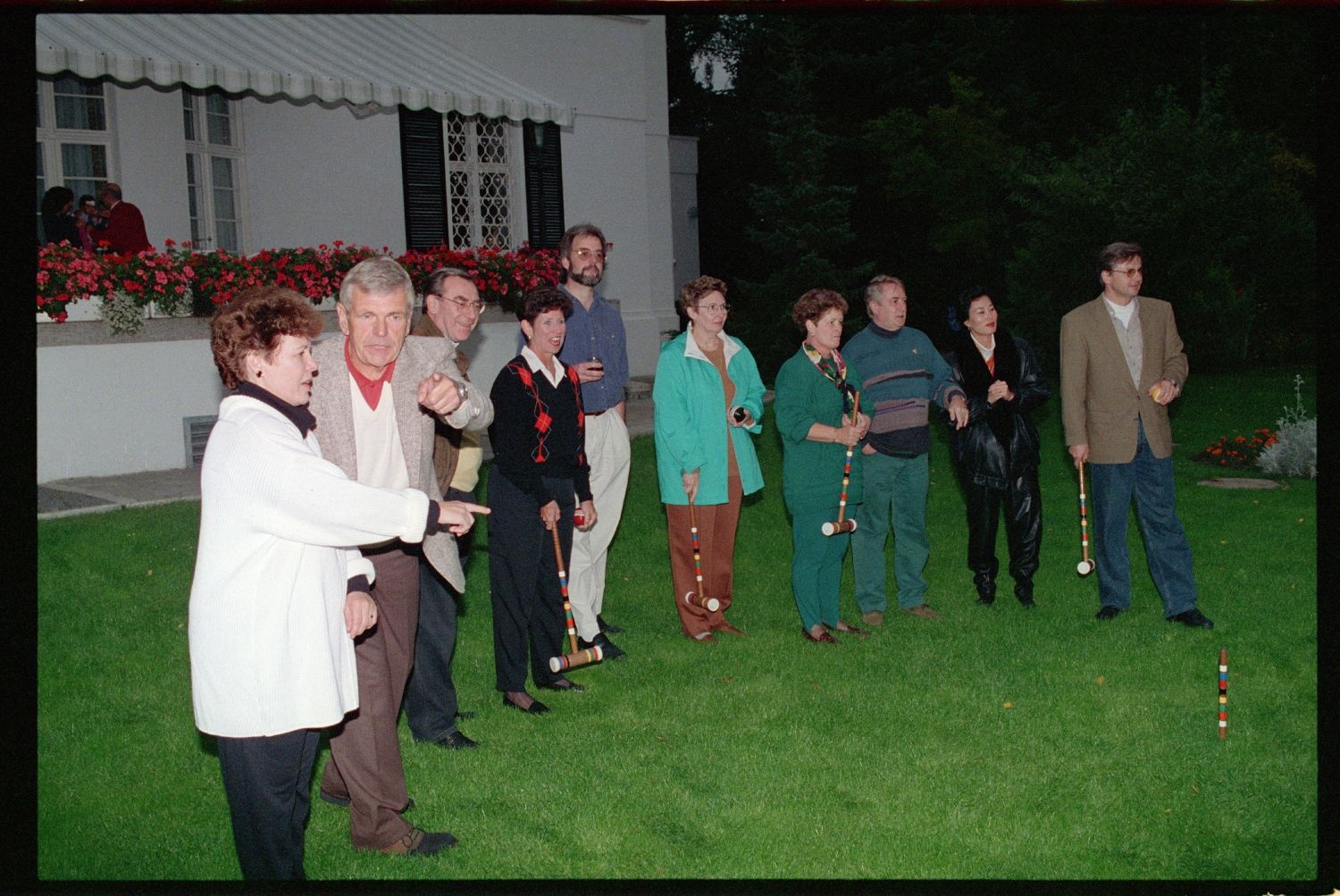 Fotografie: Krocketspiel in der Residenz von Major General Walter Yates in Berlin-Dahlem