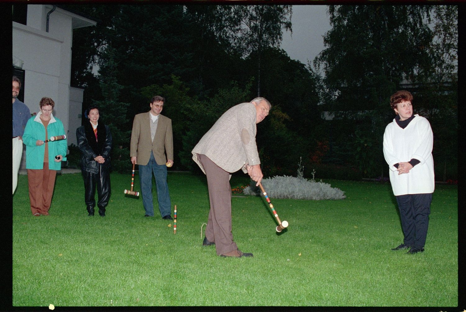 Fotografie: Krocketspiel in der Residenz von Major General Walter Yates in Berlin-Dahlem