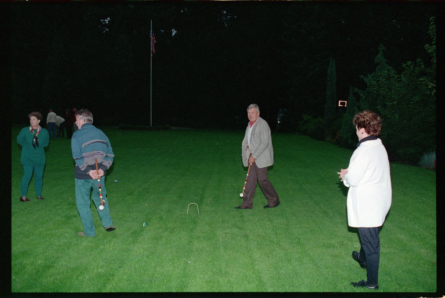 Fotografie: Krocketspiel in der Residenz von Major General Walter Yates in Berlin-Dahlem