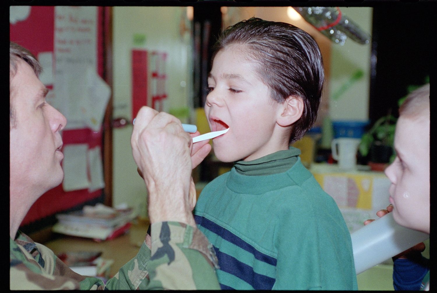 Fotografie: Zahnärztliche Untersuchung in der Thomas A. Roberts School in Berlin-Dahlem
