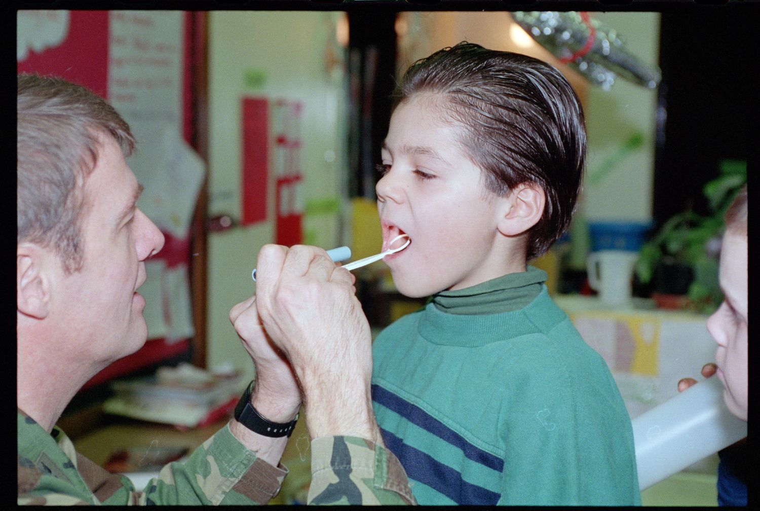 Fotografie: Zahnärztliche Untersuchung in der Thomas A. Roberts School in Berlin-Dahlem