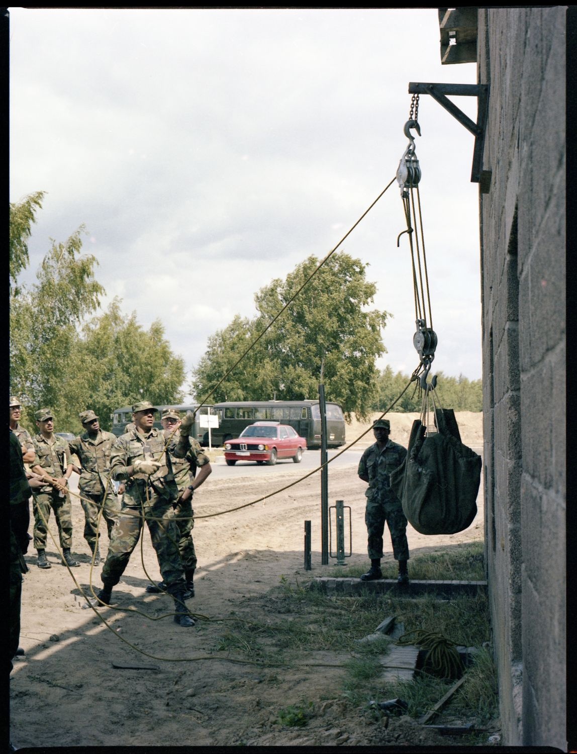Fotografie: Häuserkampfübung der U.S. Army Berlin Brigade in Parks Range in Berlin-Lichterfelde