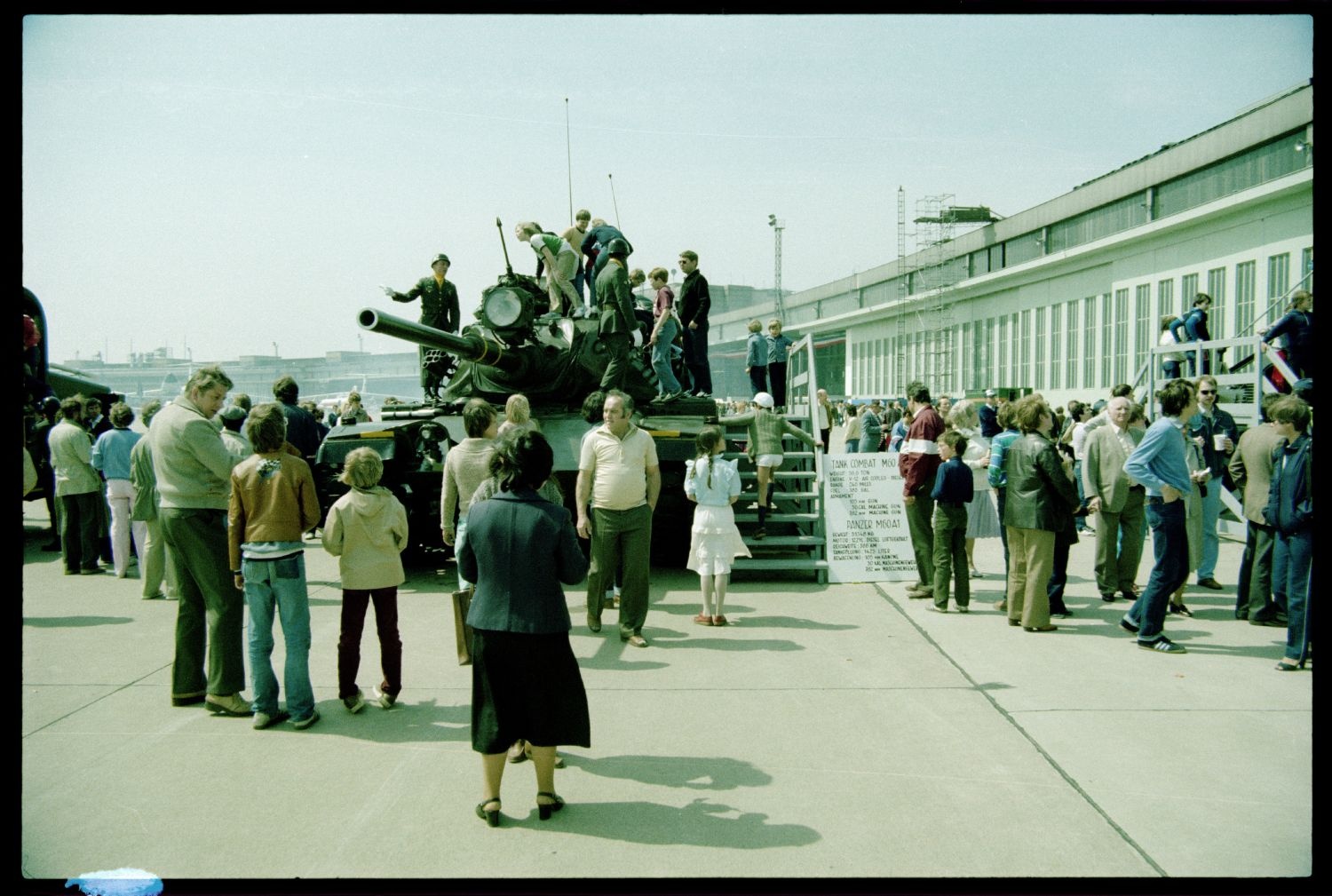 Fotografie: Tag der offenen Tür auf der Tempelhof Air Base in Berlin-Tempelhof