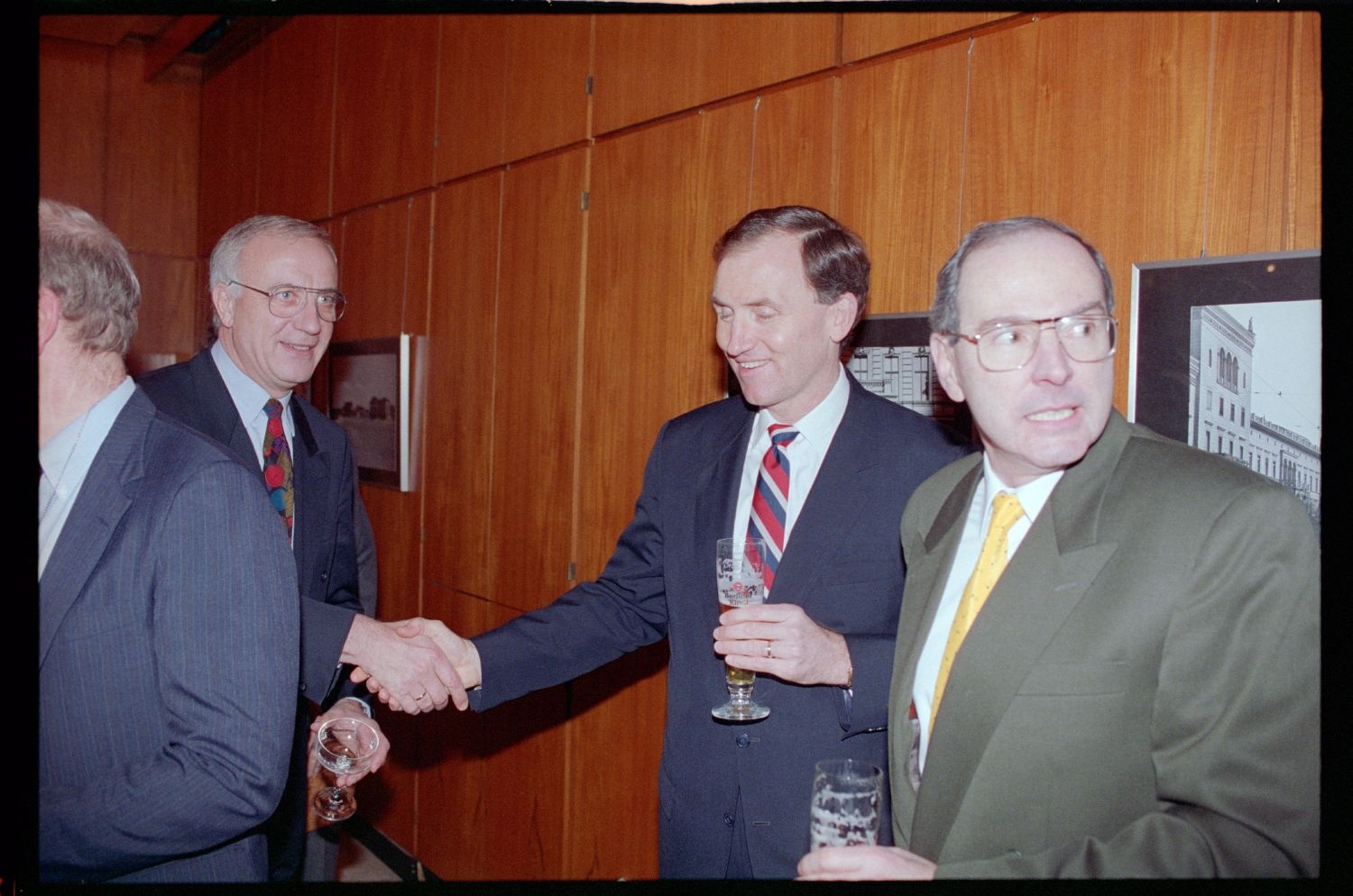 Fotografie: Enthüllung einer Gedenktafel am zukünftigen Standort der US-Botschaft in Berlin-Mitte