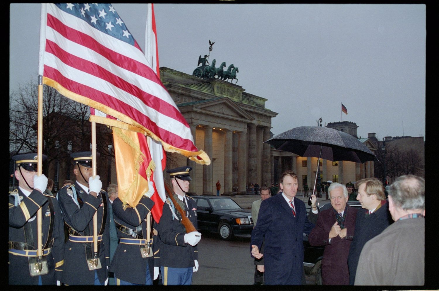 Fotografie: Enthüllung einer Gedenktafel am zukünftigen Standort der US-Botschaft in Berlin-Mitte