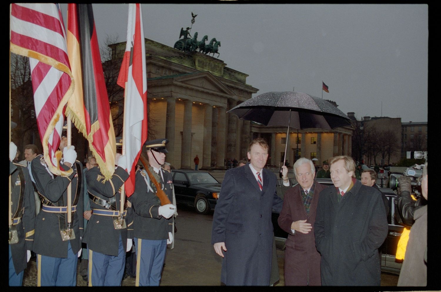 Fotografie: Enthüllung einer Gedenktafel am zukünftigen Standort der US-Botschaft in Berlin-Mitte