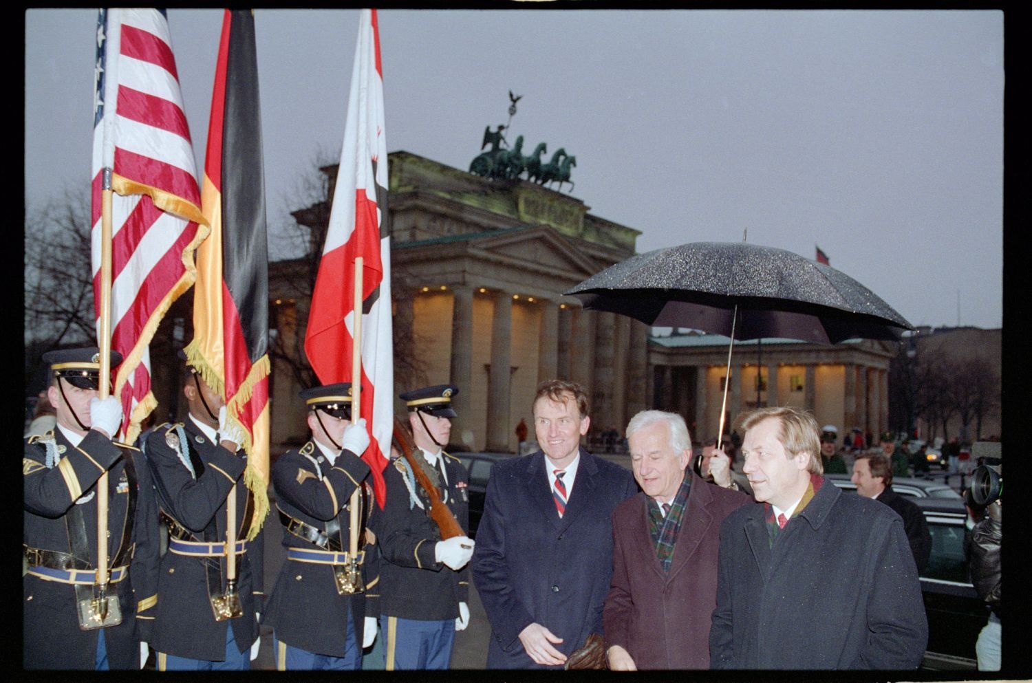 Fotografie: Enthüllung einer Gedenktafel am zukünftigen Standort der US-Botschaft in Berlin-Mitte