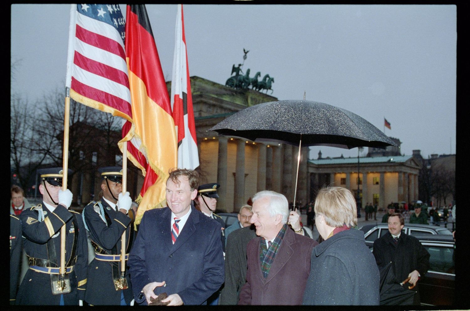 Fotografie: Enthüllung einer Gedenktafel am zukünftigen Standort der US-Botschaft in Berlin-Mitte