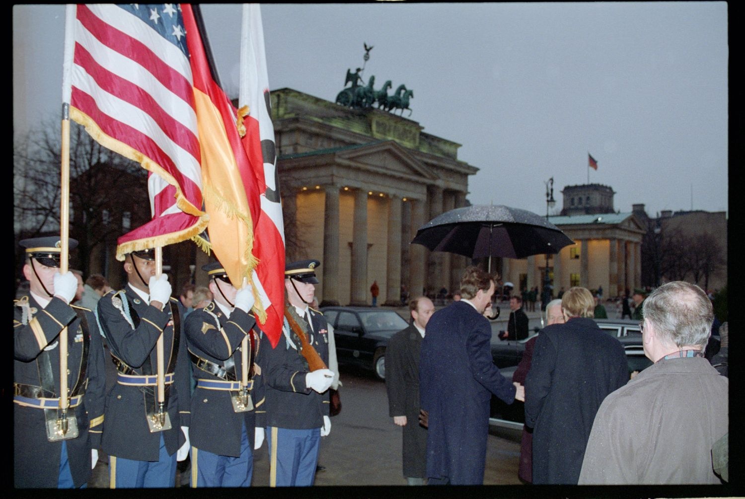 Fotografie: Enthüllung einer Gedenktafel am zukünftigen Standort der US-Botschaft in Berlin-Mitte