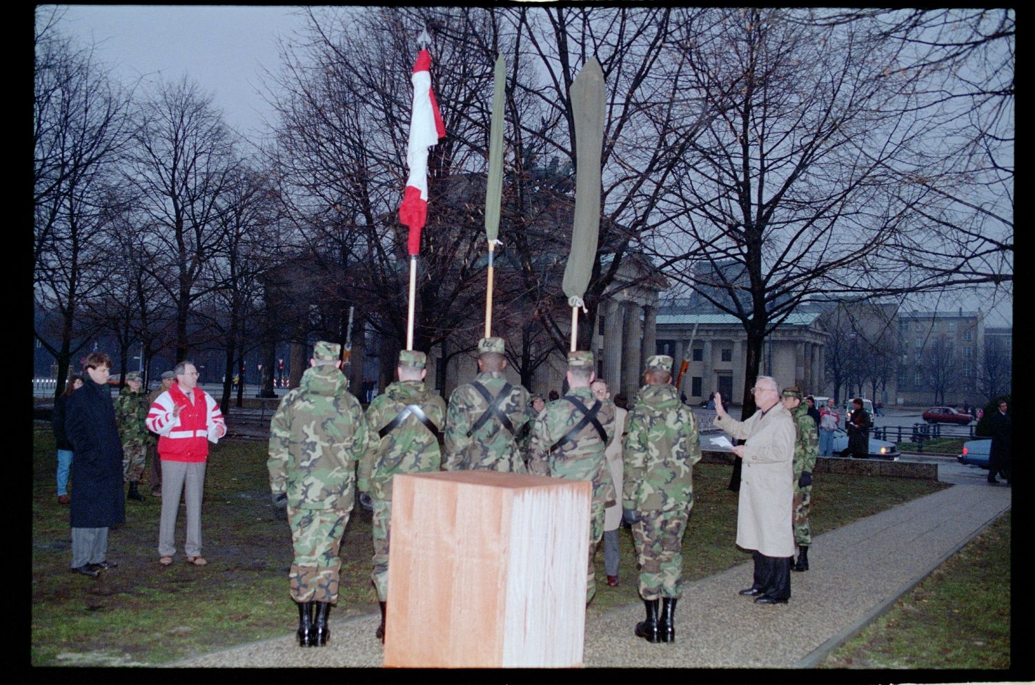 Fotografie: Enthüllung einer Gedenktafel am zukünftigen Standort der US-Botschaft in Berlin-Mitte