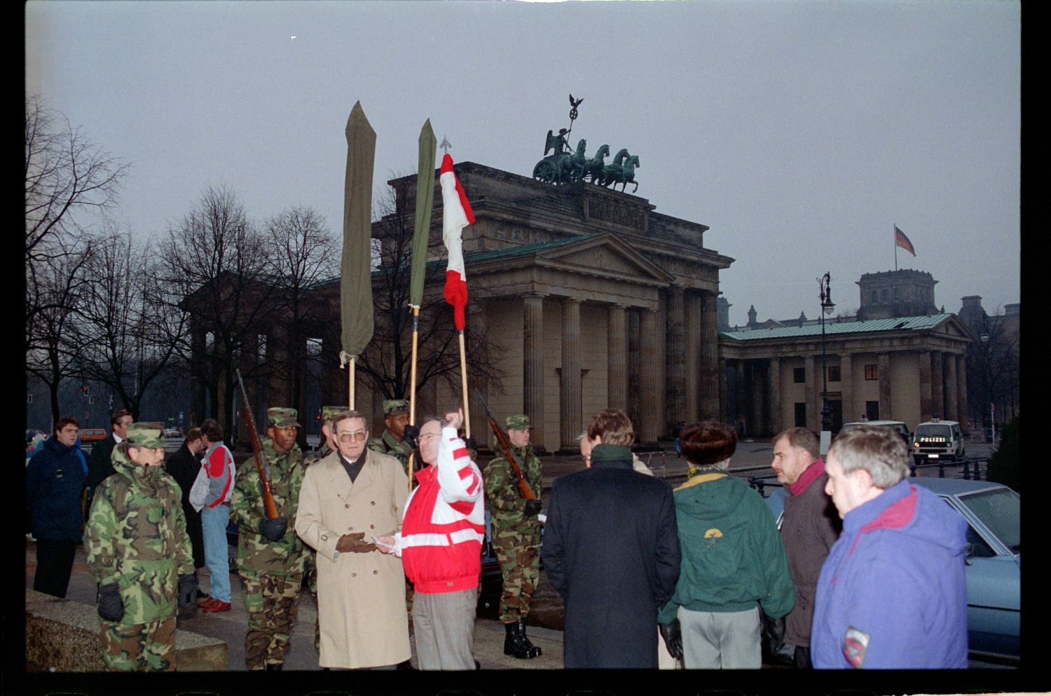 Fotografie: Enthüllung einer Gedenktafel am zukünftigen Standort der US-Botschaft in Berlin-Mitte