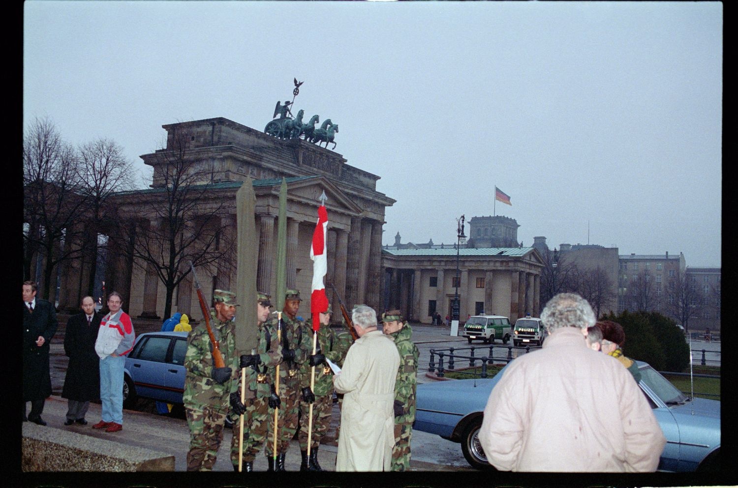 Fotografie: Enthüllung einer Gedenktafel am zukünftigen Standort der US-Botschaft in Berlin-Mitte