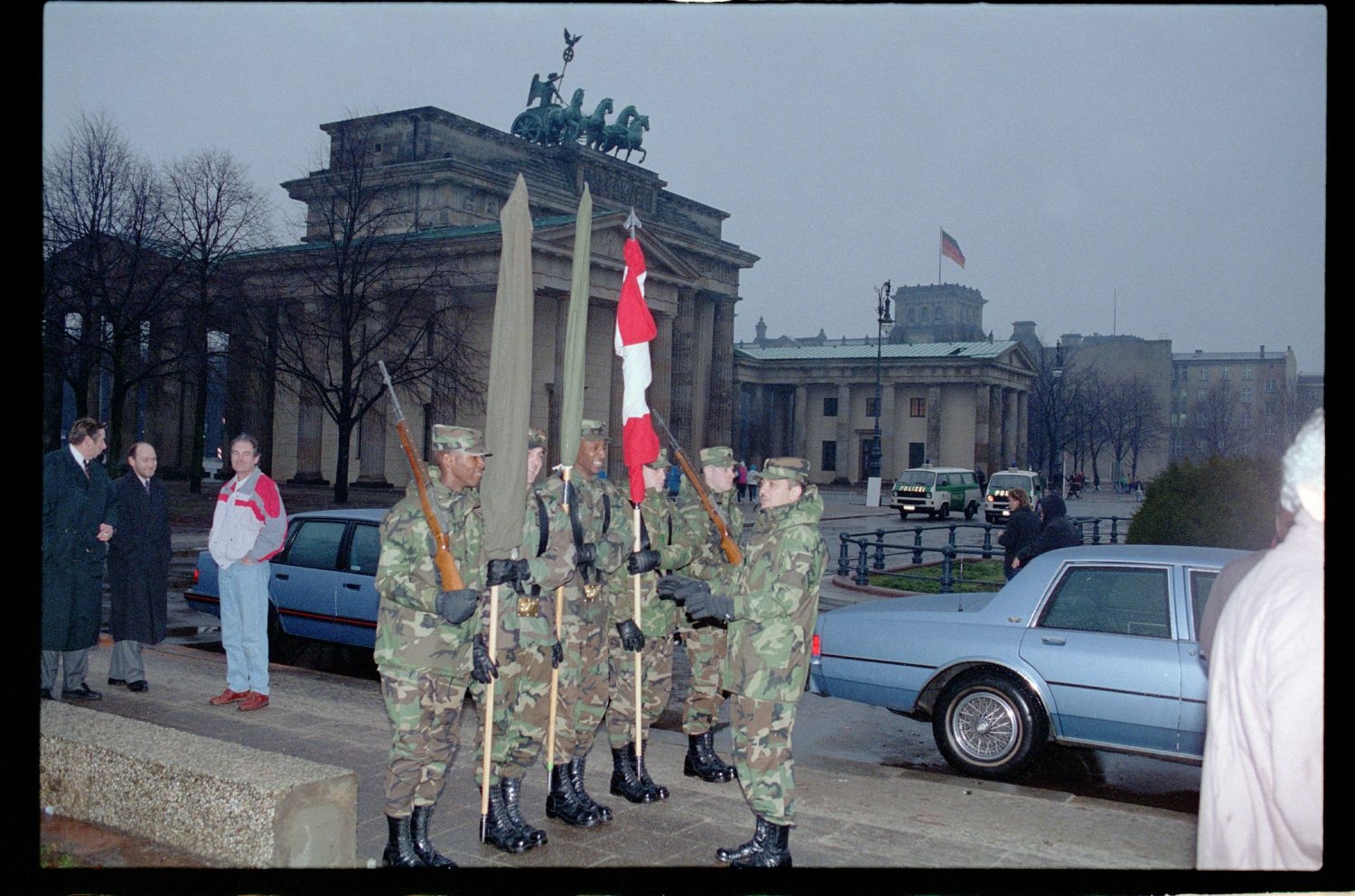 Fotografie: Enthüllung einer Gedenktafel am zukünftigen Standort der US-Botschaft in Berlin-Mitte