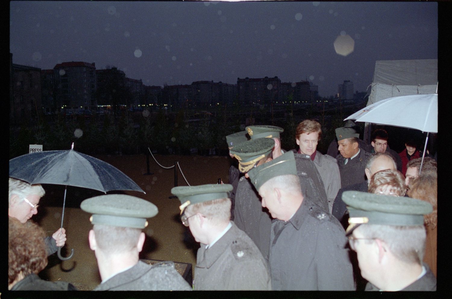 Fotografie: Enthüllung einer Gedenktafel am zukünftigen Standort der US-Botschaft in Berlin-Mitte