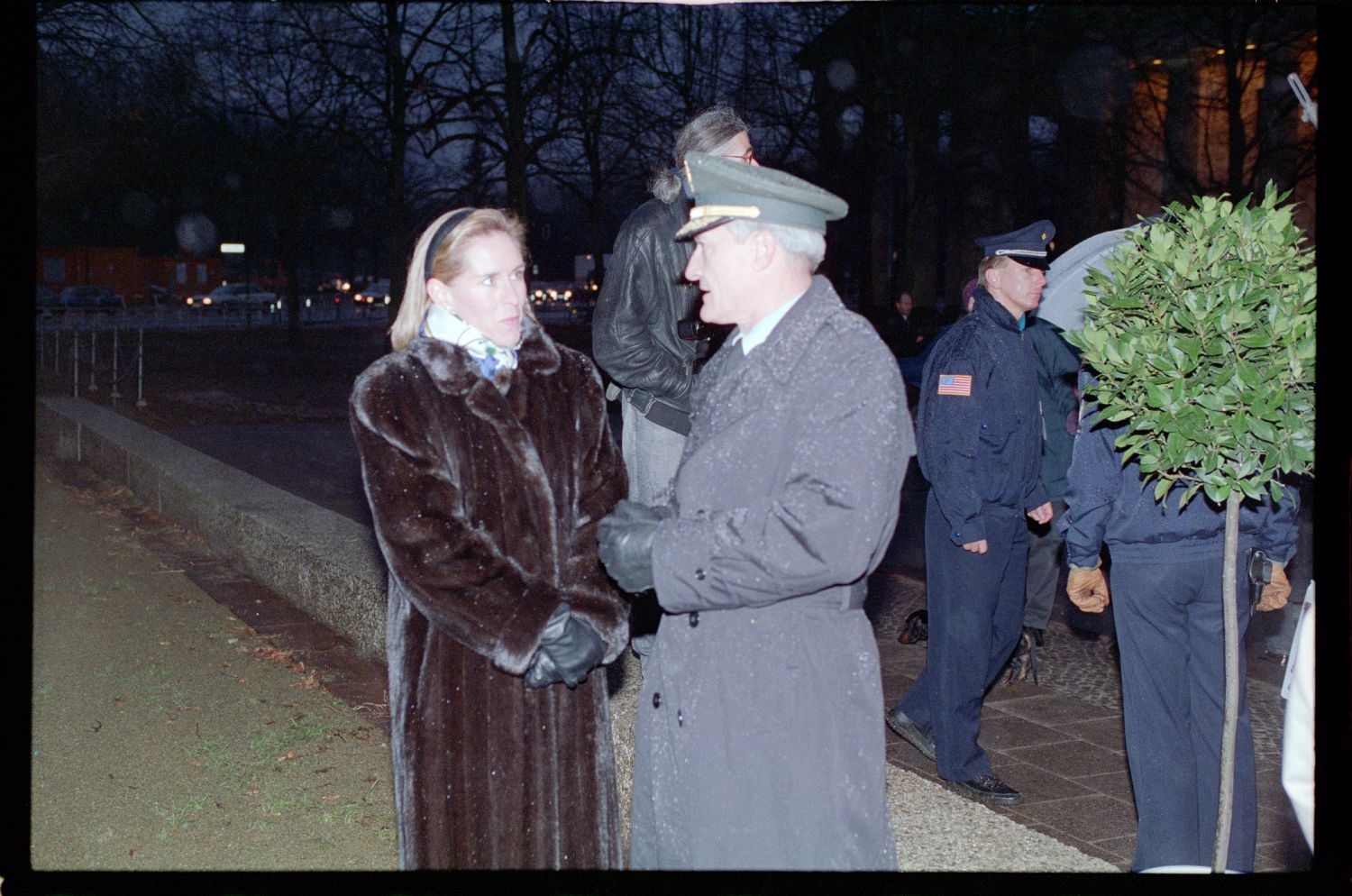 Fotografie: Enthüllung einer Gedenktafel am zukünftigen Standort der US-Botschaft in Berlin-Mitte