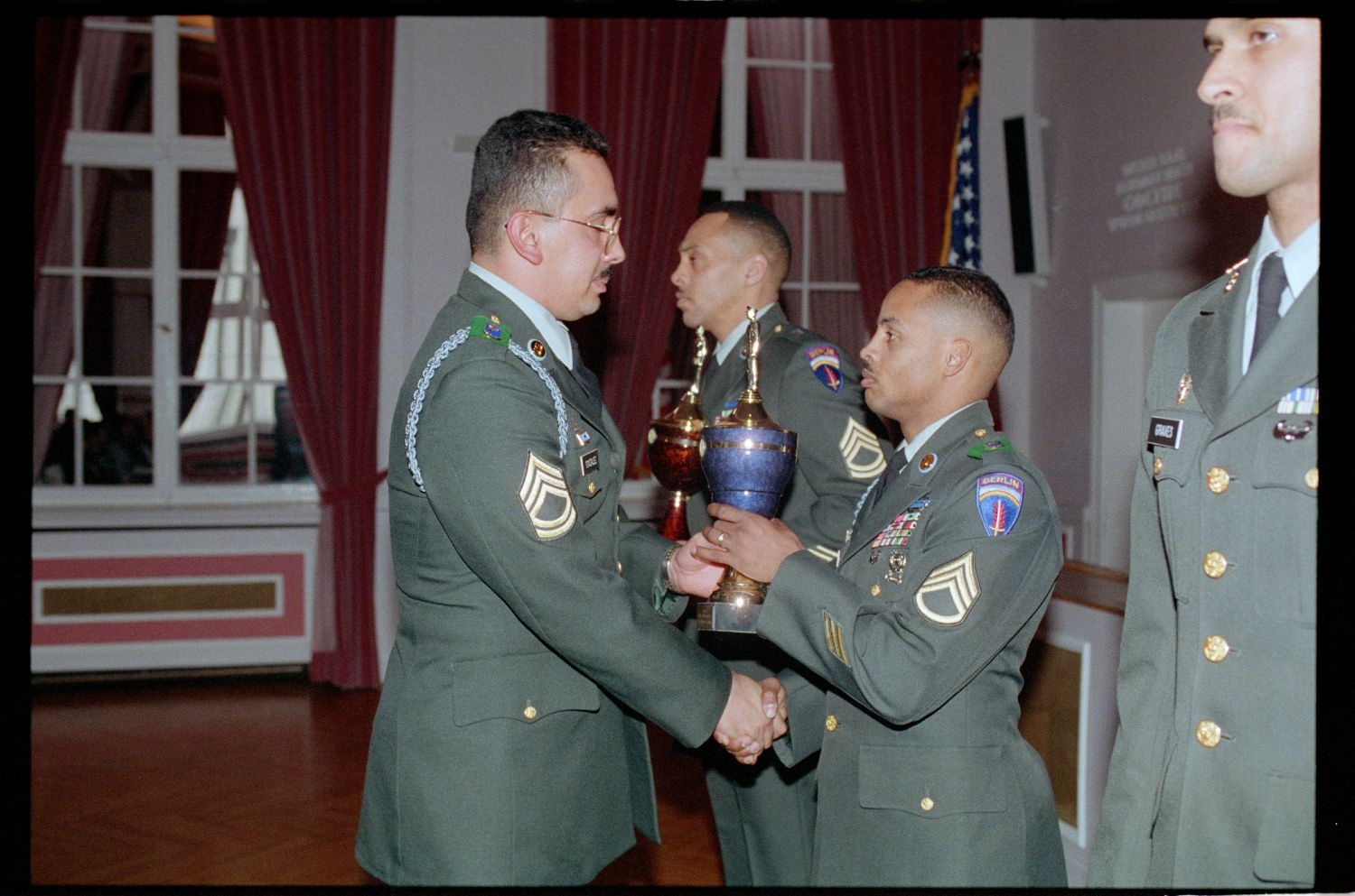 Fotografie: Auszeichnung von Unteroffizieren des 5th Battalion 502nd Infantry Regiment der U.S. Army Berlin in Berlin-Dahlem