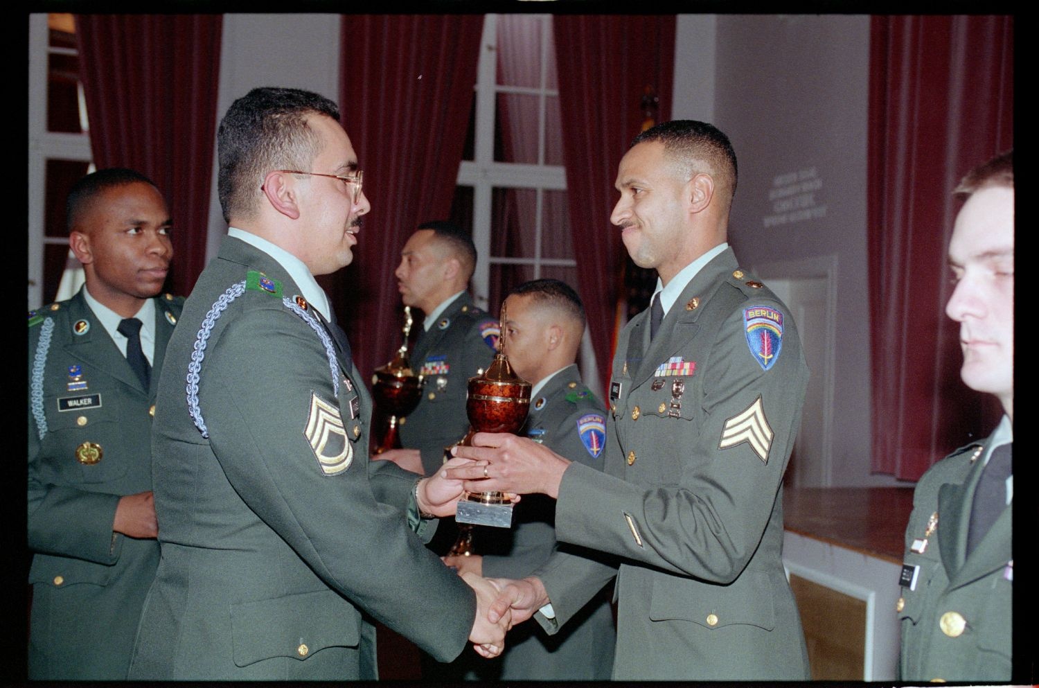 Fotografie: Auszeichnung von Unteroffizieren des 5th Battalion 502nd Infantry Regiment der U.S. Army Berlin in Berlin-Dahlem