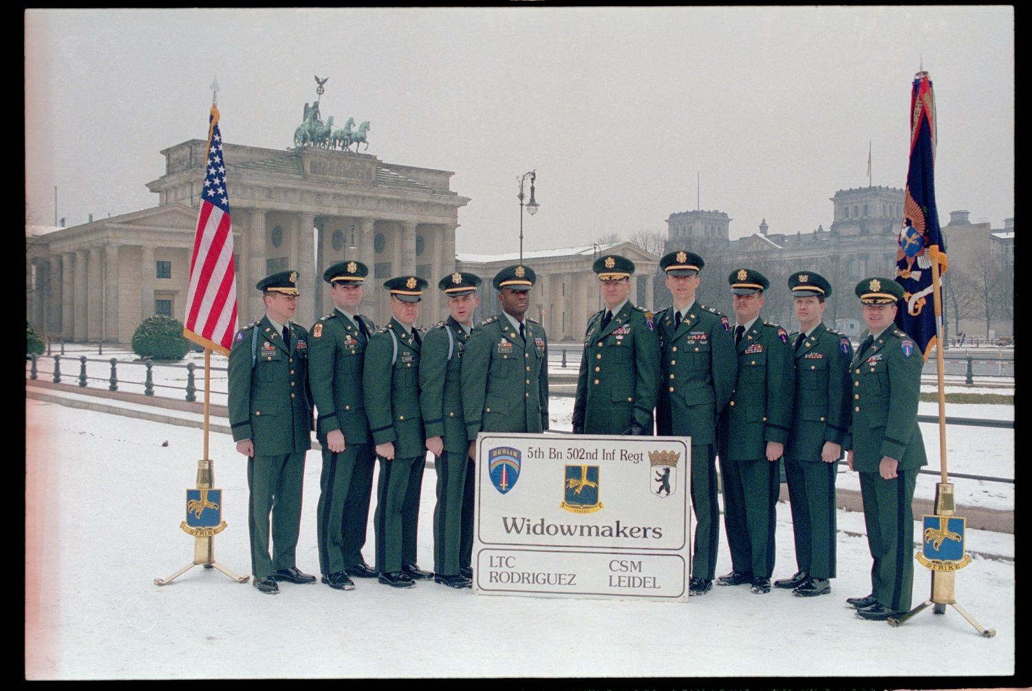 Fotografie: Offiziere des 5th Battalion, 502nd Infantry Regiment der U.S. Army Berlin vor dem Brandenburger Tor in Berlin-Mitte