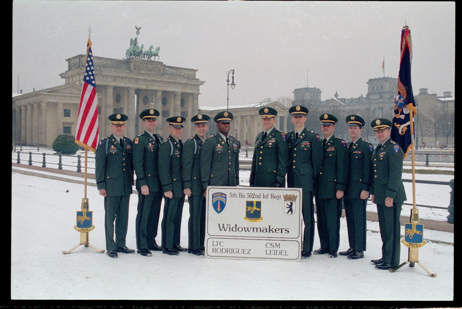 Fotografie: Offiziere des 5th Battalion, 502nd Infantry Regiment der U.S. Army Berlin vor dem Brandenburger Tor in Berlin-Mitte