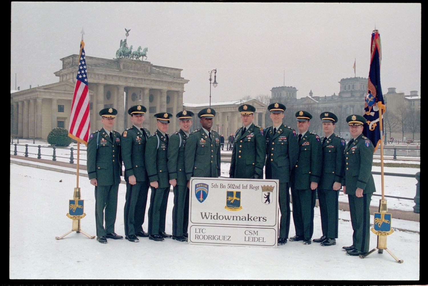 Fotografie: Offiziere des 5th Battalion, 502nd Infantry Regiment der U.S. Army Berlin vor dem Brandenburger Tor in Berlin-Mitte