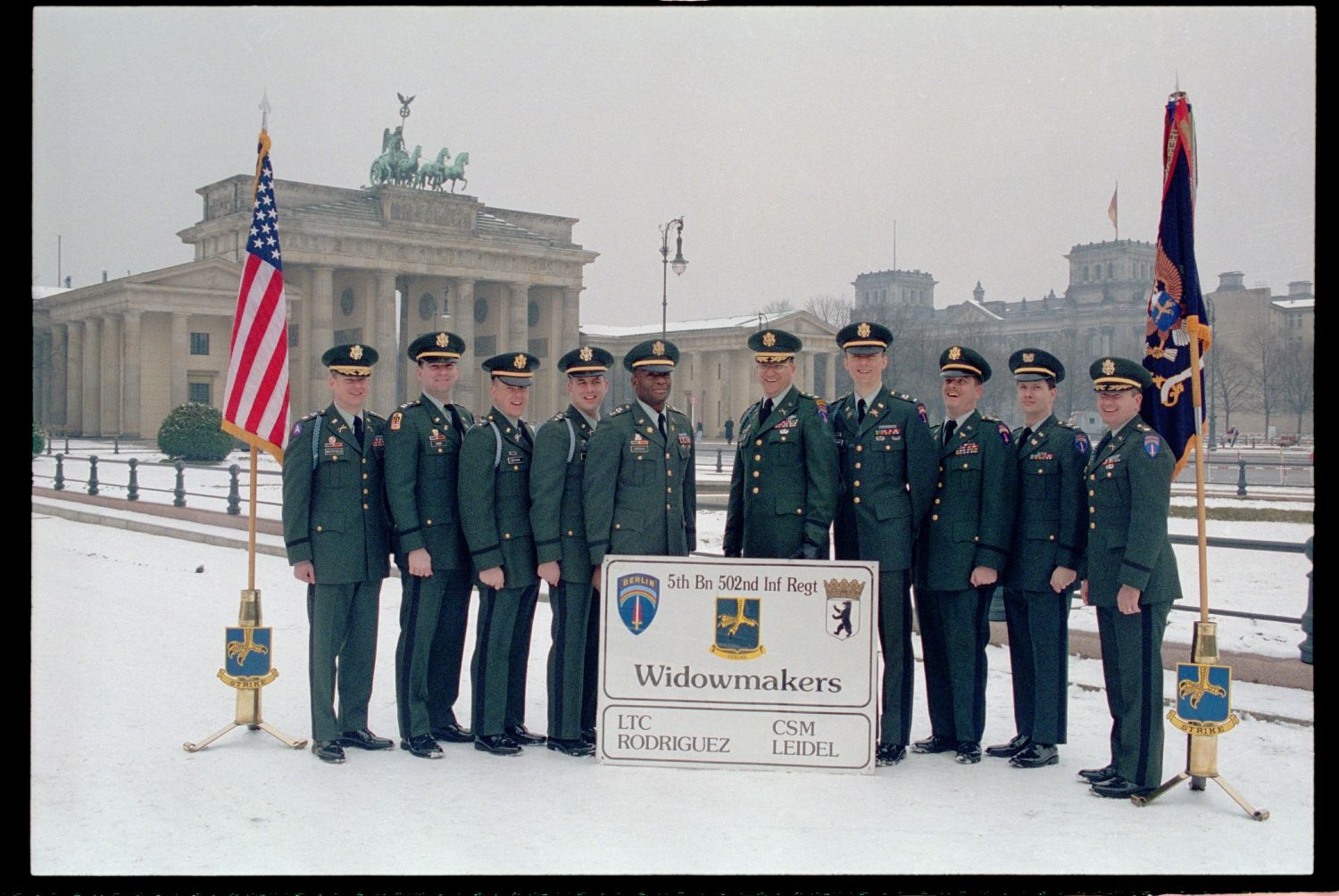 Fotografie: Offiziere des 5th Battalion, 502nd Infantry Regiment der U.S. Army Berlin vor dem Brandenburger Tor in Berlin-Mitte