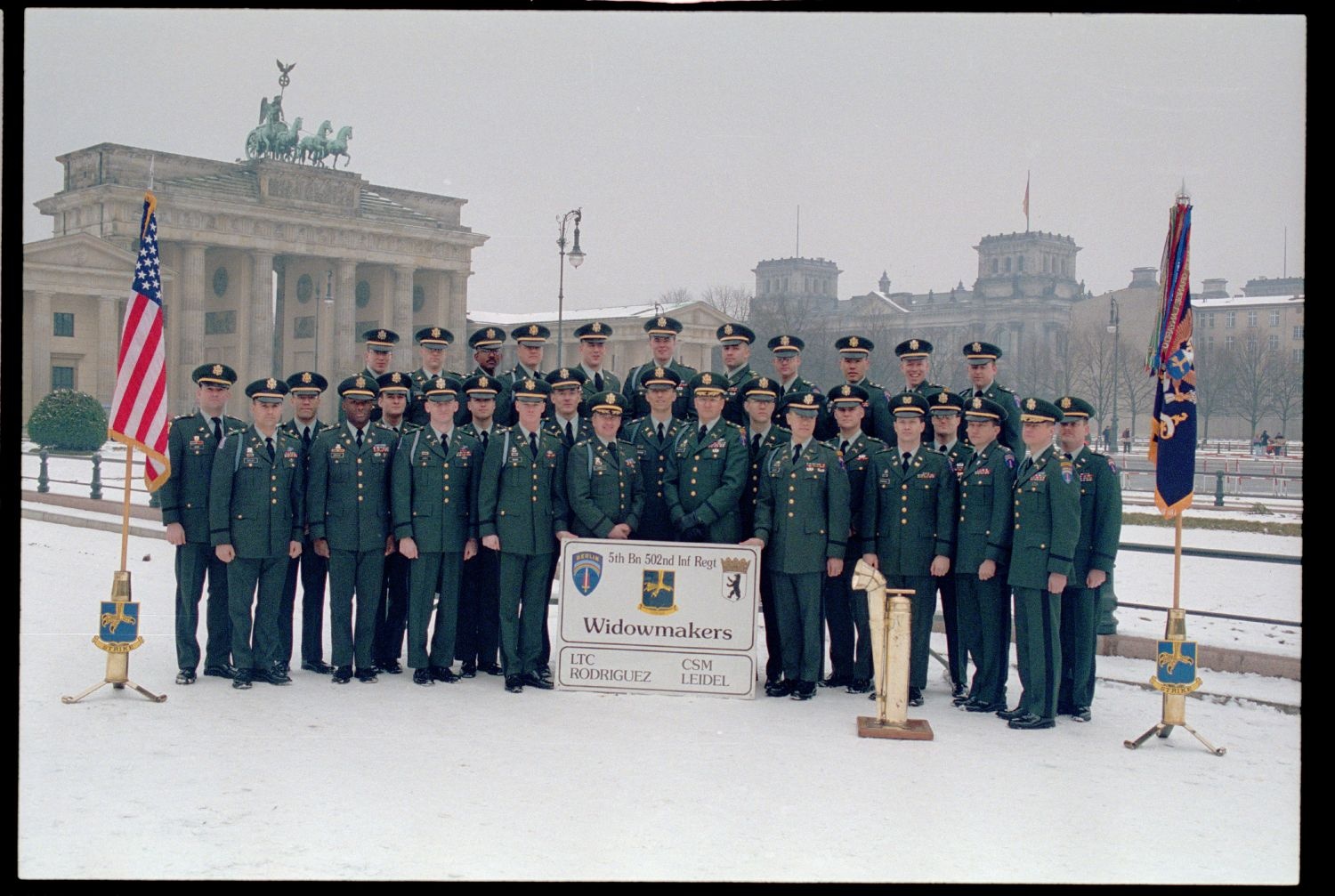 Fotografie: Offiziere des 5th Battalion, 502nd Infantry Regiment der U.S. Army Berlin vor dem Brandenburger Tor in Berlin-Mitte