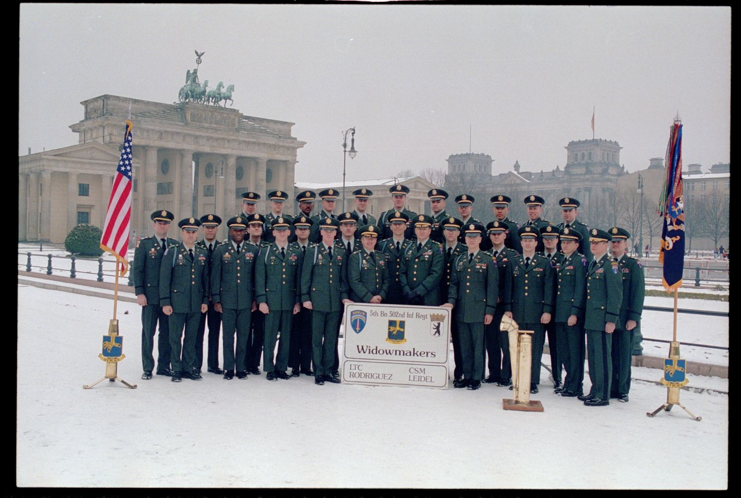 Fotografie: Offiziere des 5th Battalion, 502nd Infantry Regiment der U.S. Army Berlin vor dem Brandenburger Tor in Berlin-Mitte