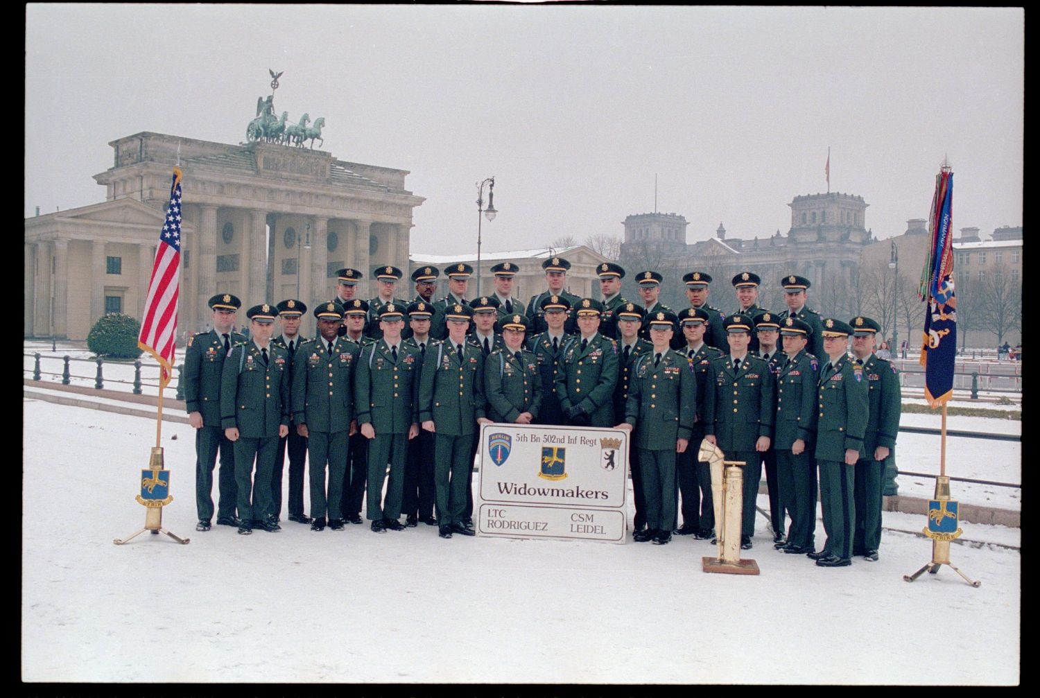 Fotografie: Offiziere des 5th Battalion, 502nd Infantry Regiment der U.S. Army Berlin vor dem Brandenburger Tor in Berlin-Mitte