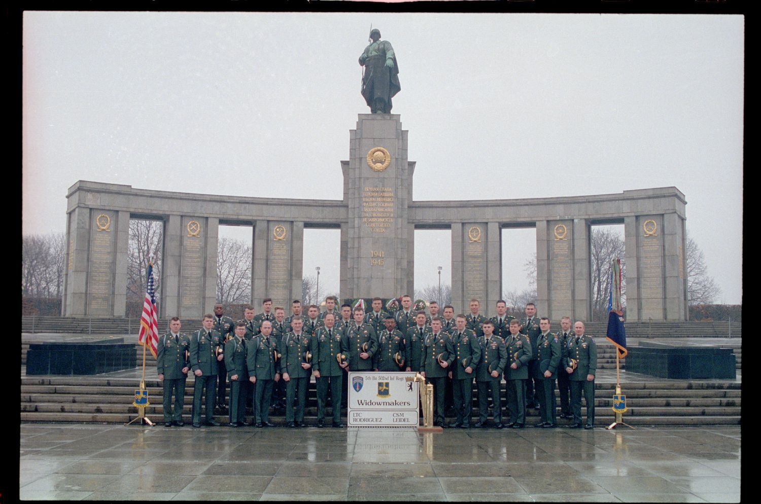Fotografie: Offiziere des 5th Battalion, 502nd Infantry Regiment der U.S. Army Berlin vor dem Sowjetischen Ehrenmal in Berlin-Tiergarten