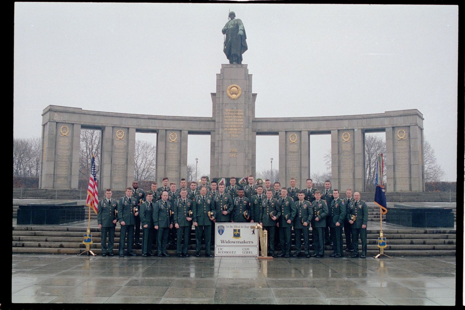 Fotografie: Offiziere des 5th Battalion, 502nd Infantry Regiment der U.S. Army Berlin vor dem Sowjetischen Ehrenmal in Berlin-Tiergarten