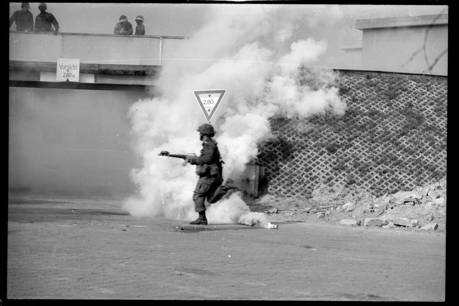 S/w-Fotografie: ARTEP Truppenübung der U.S. Army Berlin Brigade in Ruhleben Fighting City in Berlin-Spandau