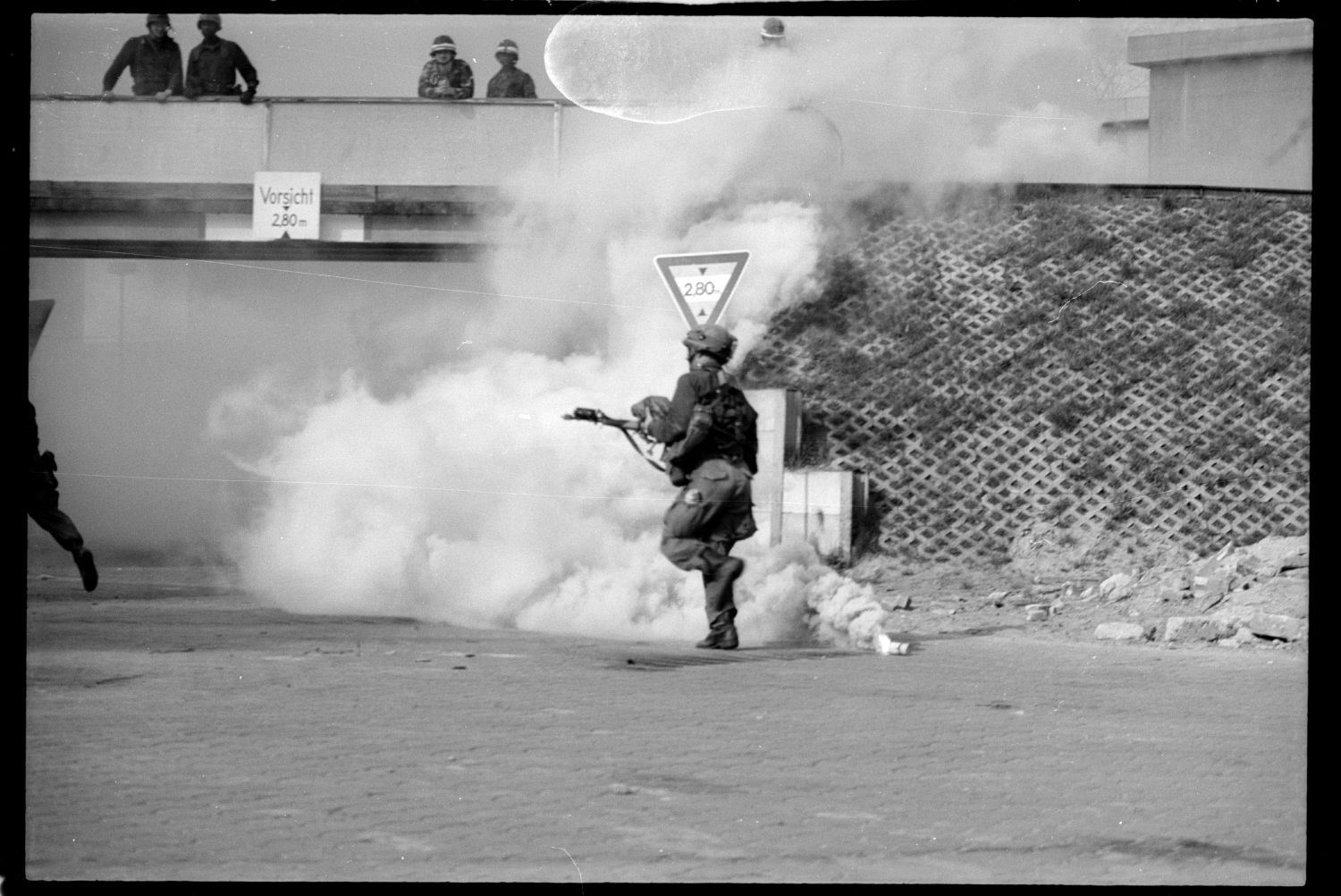 S/w-Fotografie: ARTEP Truppenübung der U.S. Army Berlin Brigade in Ruhleben Fighting City in Berlin-Spandau