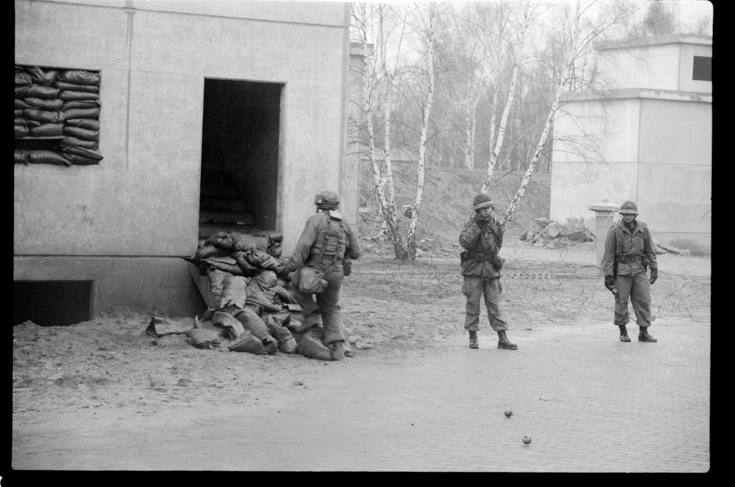 S/w-Fotografie: ARTEP Truppenübung der U.S. Army Berlin Brigade in Ruhleben Fighting City in Berlin-Spandau