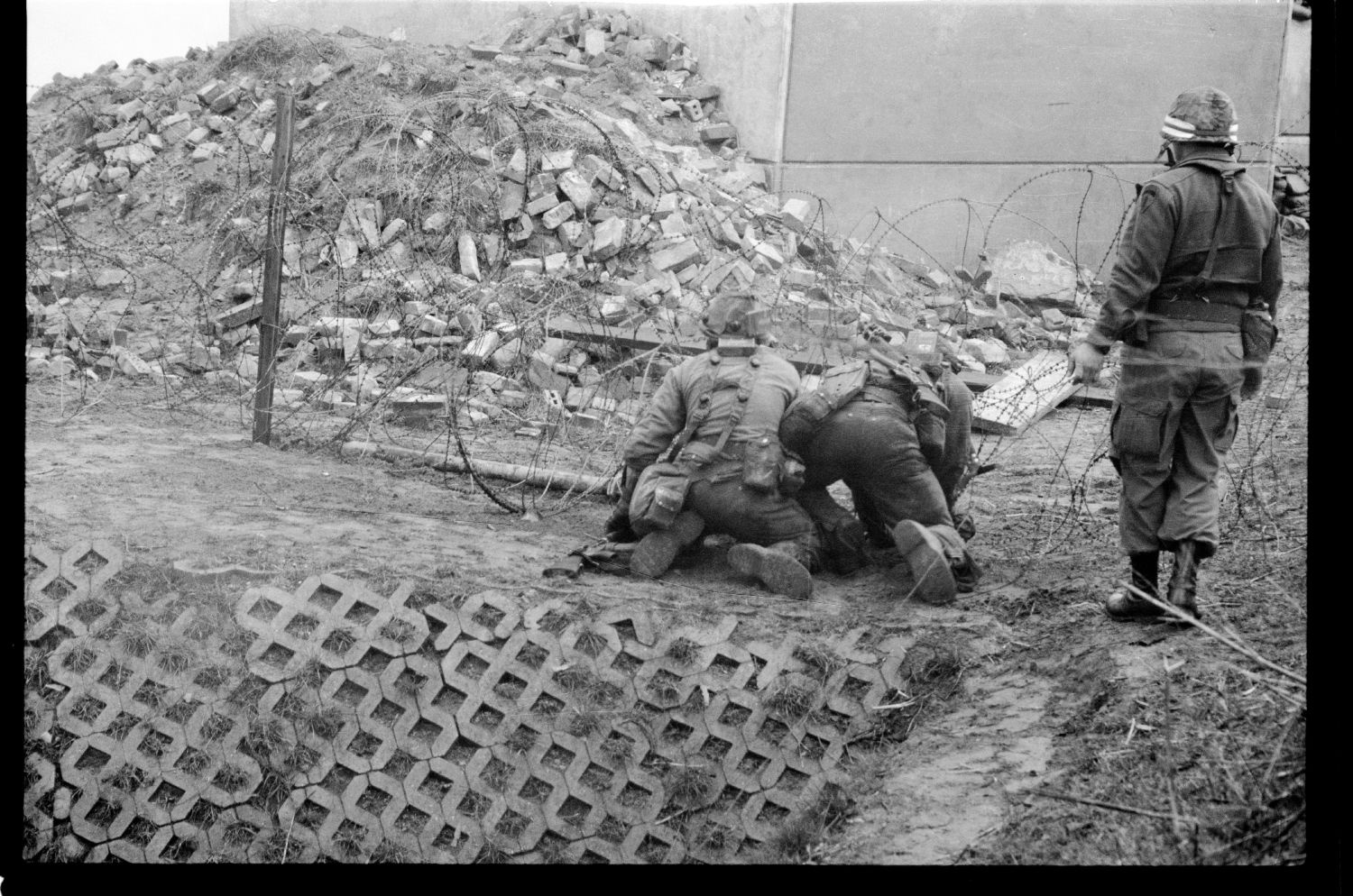 S/w-Fotografie: ARTEP Truppenübung der U.S. Army Berlin Brigade in Ruhleben Fighting City in Berlin-Spandau