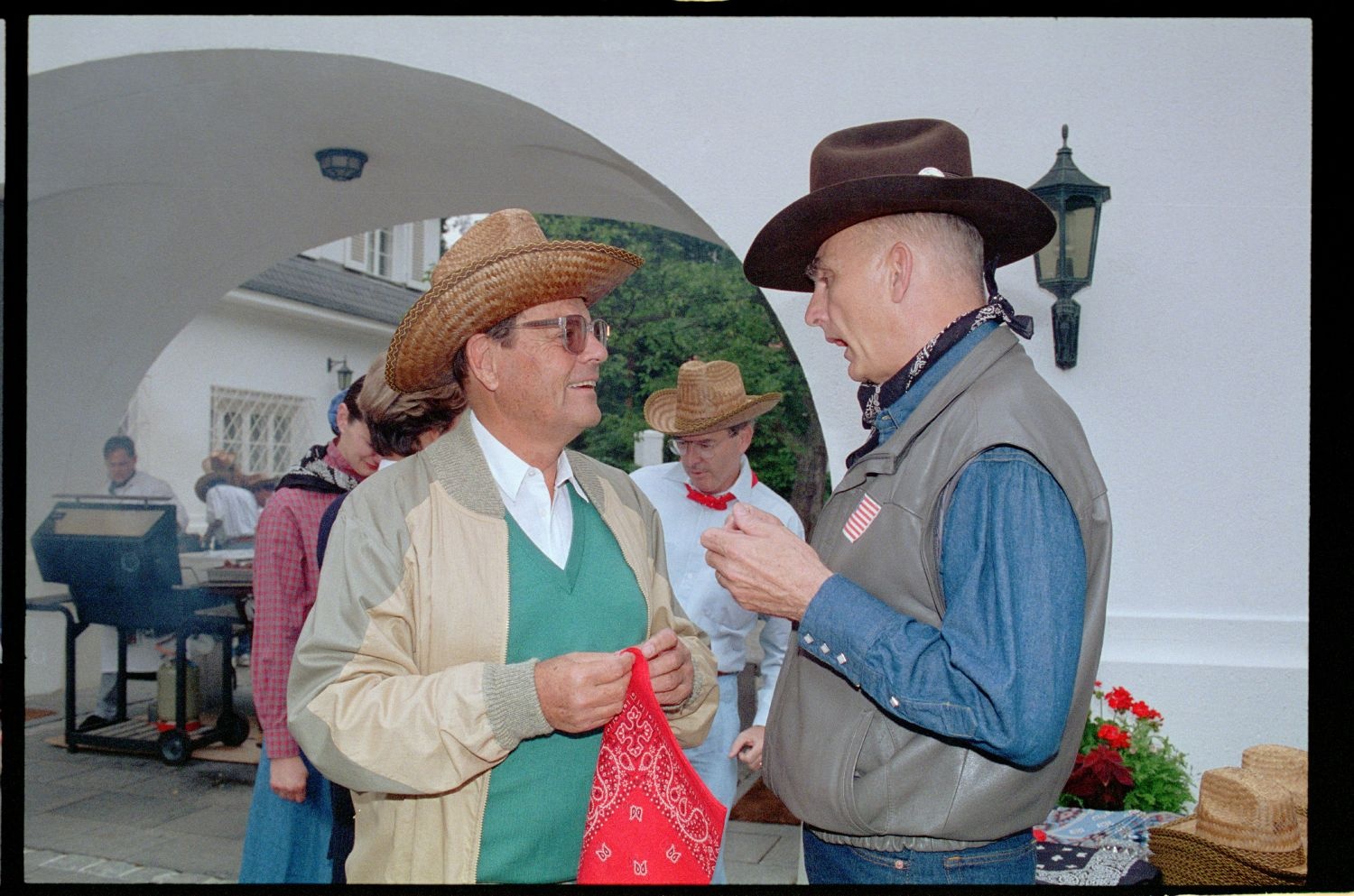 Fotografie: Barbecue bei Major General Walter Yates, Commander U.S. Army Berlin, in Berlin-Dahlem