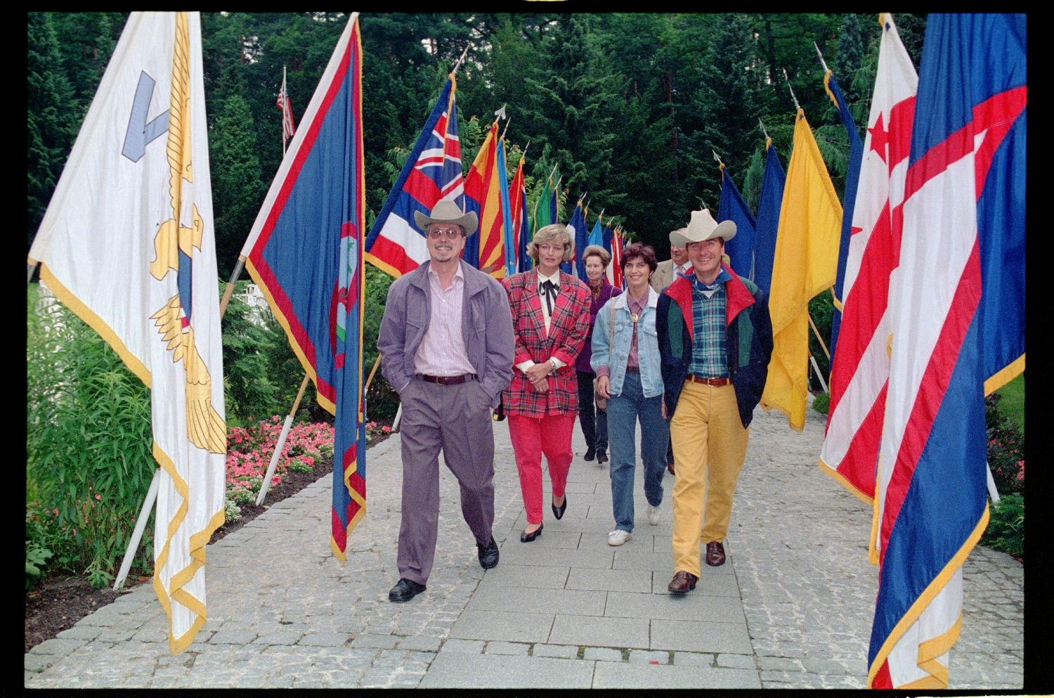 Fotografie: Barbecue bei Major General Walter Yates, Commander U.S. Army Berlin, in Berlin-Dahlem