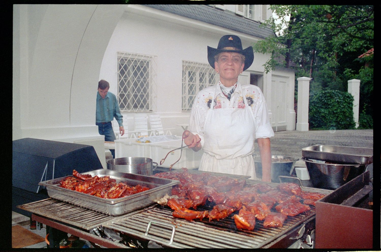 Fotografie: Barbecue bei Major General Walter Yates, Commander U.S. Army Berlin, in Berlin-Dahlem